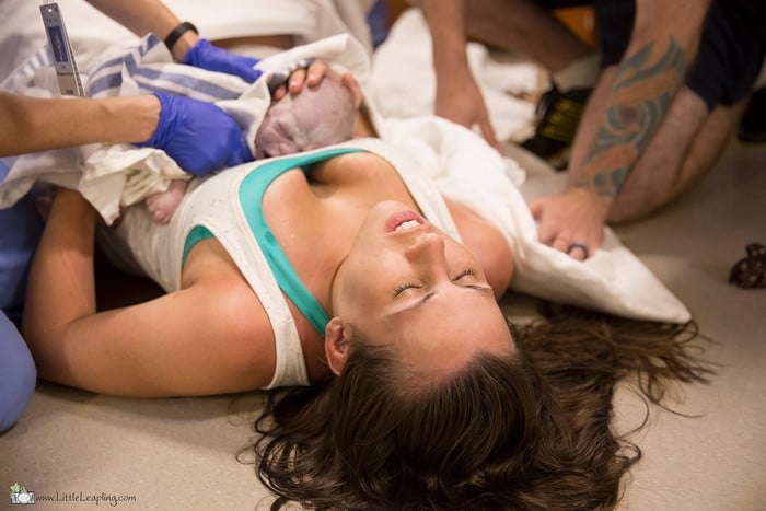 Le foto del parto fulmineo di Jes nel corridoio dell'ospedale