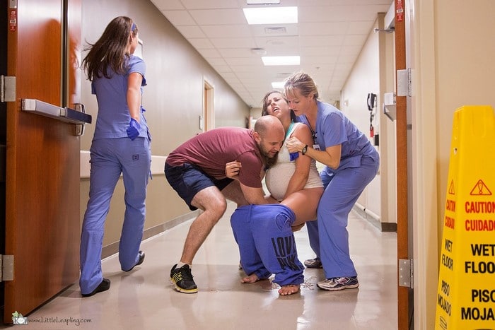 Le foto del parto fulmineo di Jes nel corridoio dell'ospedale