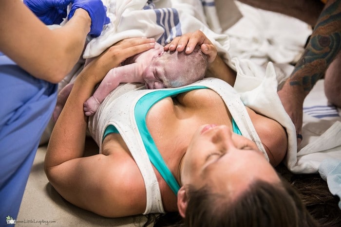 Le foto del parto fulmineo di Jes nel corridoio dell'ospedale