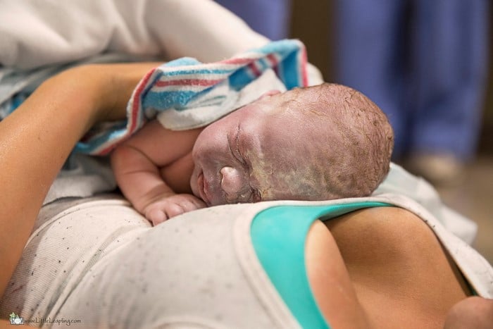 Le foto del parto fulmineo di Jes nel corridoio dell'ospedale