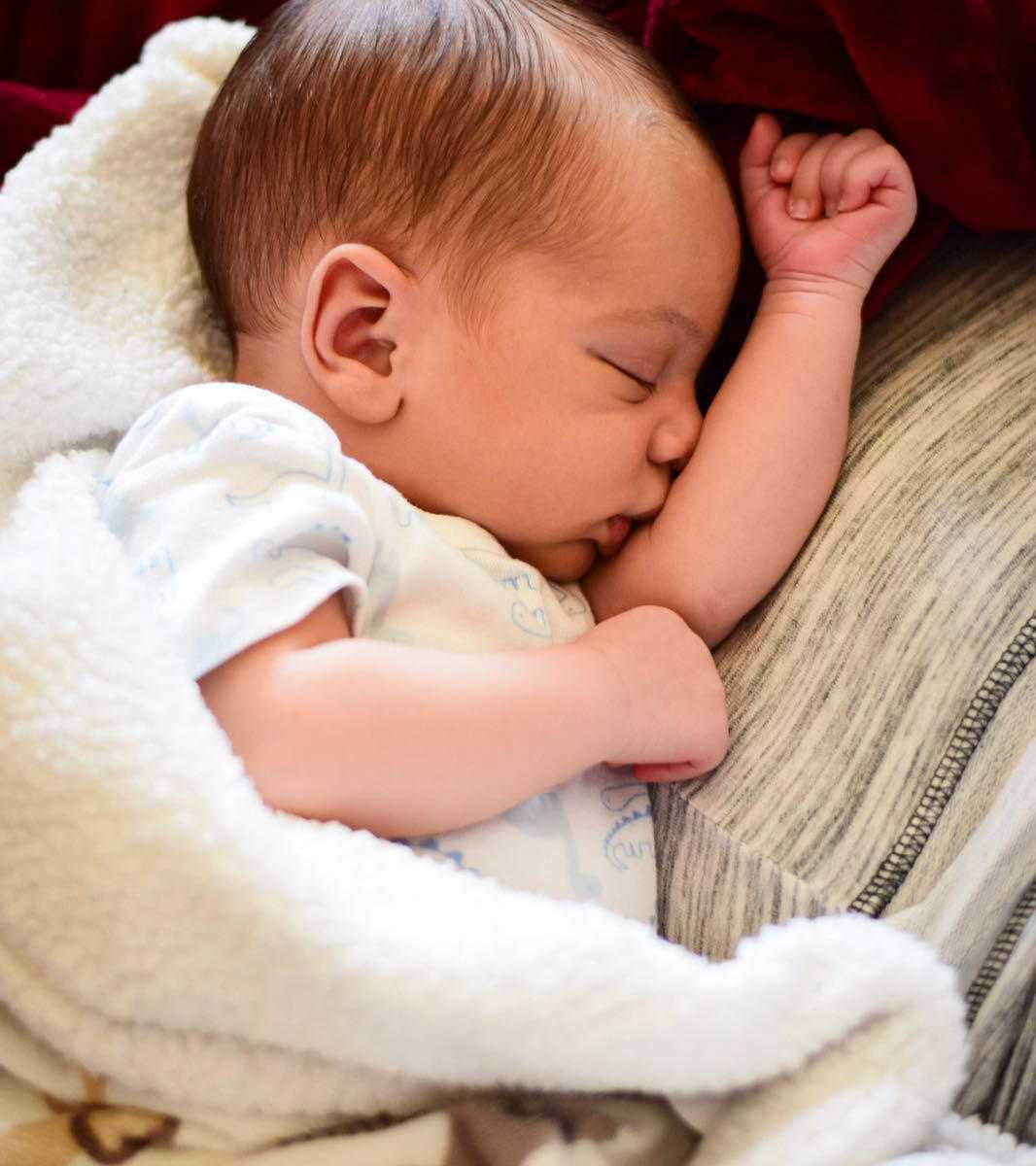 "Perché ho lasciato il mio bimbo attaccato alla placenta per 9 giorni dopo il parto"
