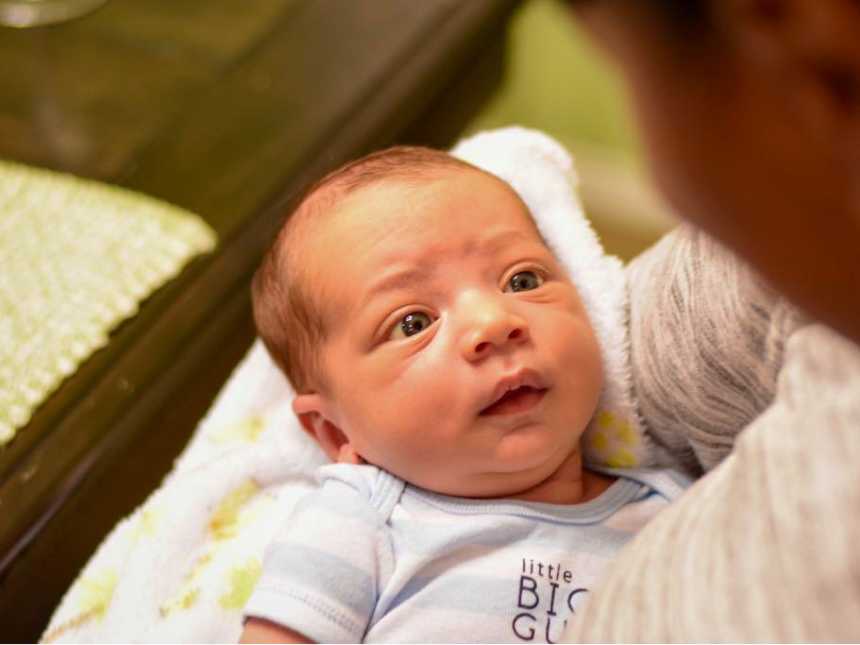 "Perché ho lasciato il mio bimbo attaccato alla placenta per 9 giorni dopo il parto"