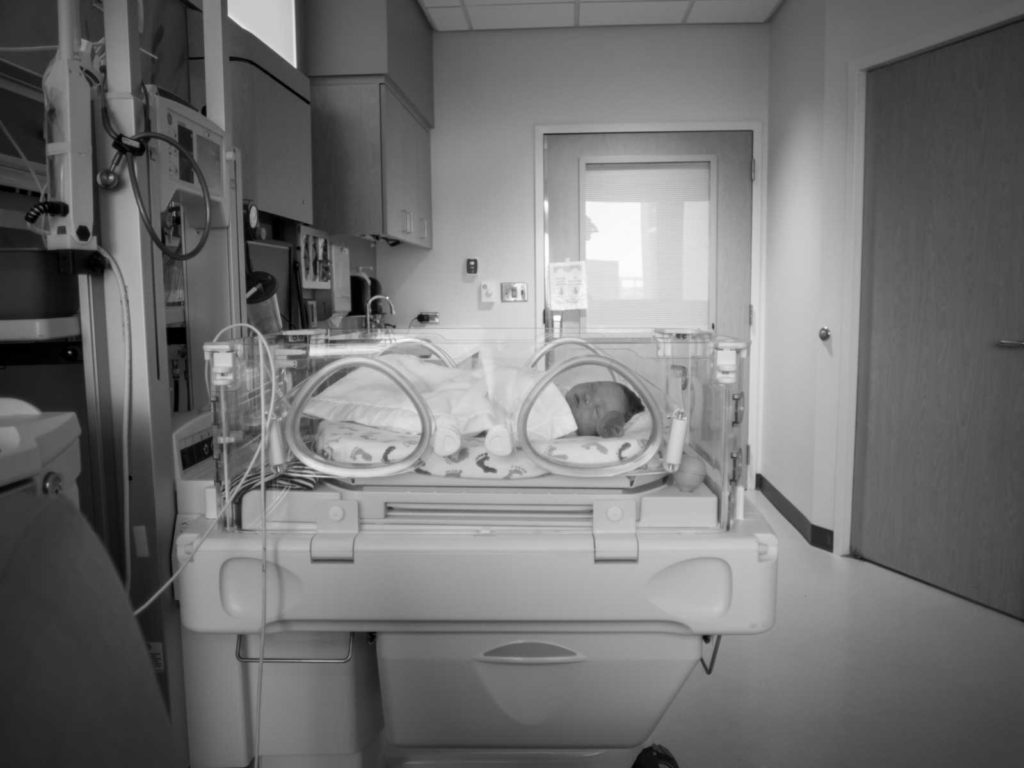 "Sei perfetta": la mamma scopre dopo il parto in acqua che la figlia è down