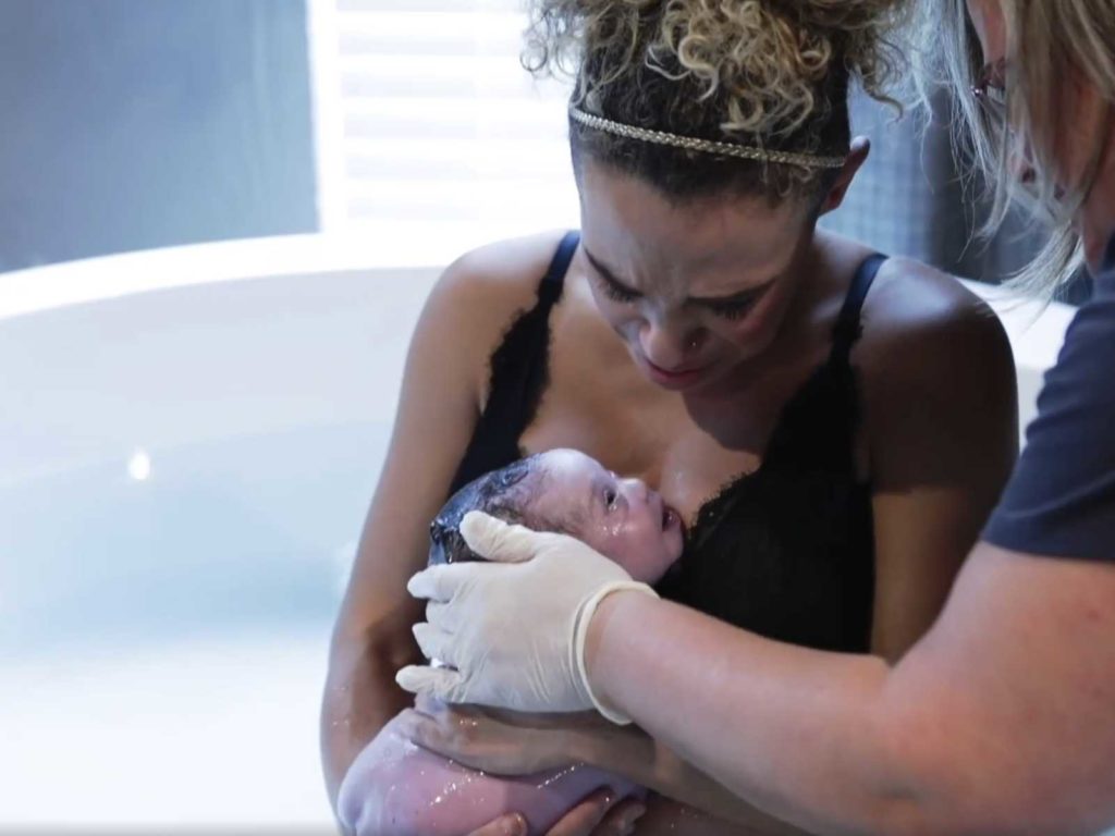 "Sei perfetta": la mamma scopre dopo il parto in acqua che la figlia è down