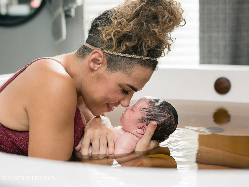 "Sei perfetta": la mamma scopre dopo il parto in acqua che la figlia è down
