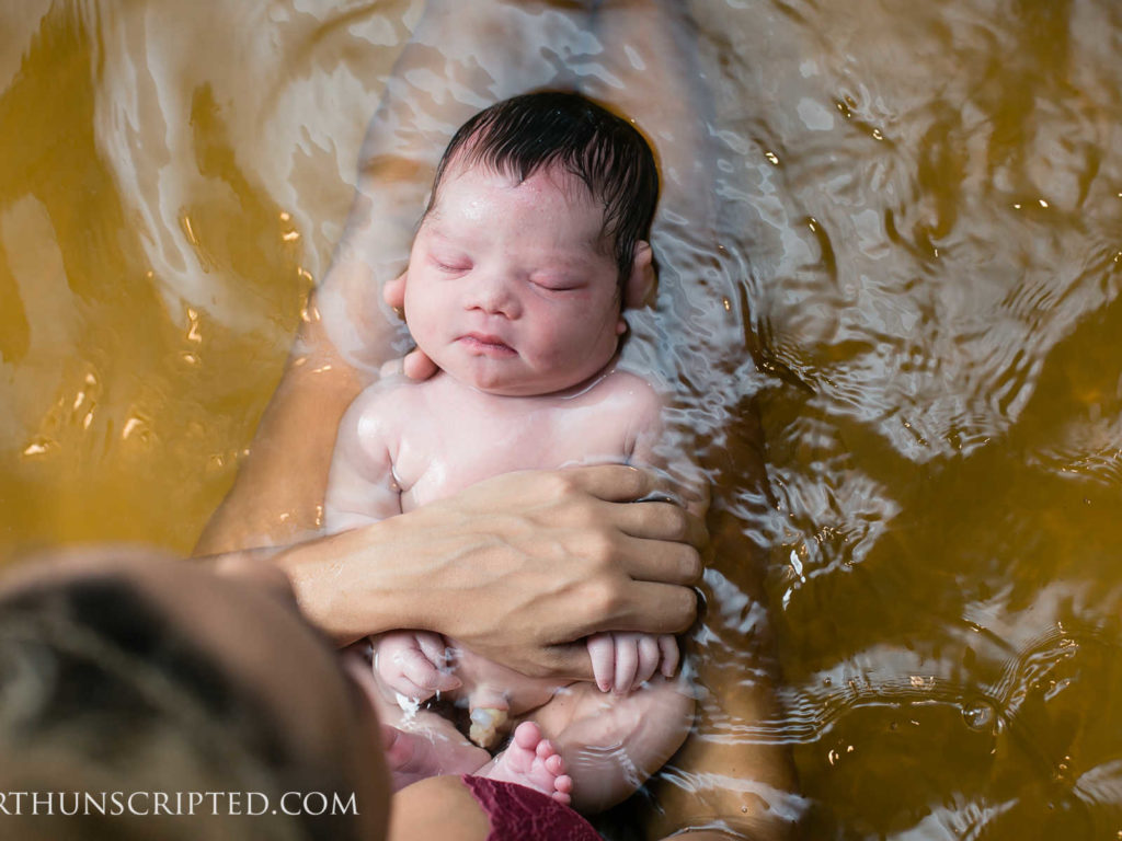 "Sei perfetta": la mamma scopre dopo il parto in acqua che la figlia è down