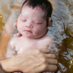"Sei perfetta": la mamma scopre dopo il parto in acqua che la figlia è down