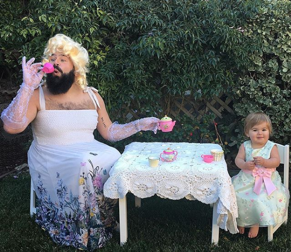 I travestimenti pazzi di Zoe e del suo papà che fanno impazzire il web
