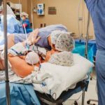 Gli scatti del parto cesareo di Emily, che ha estratto il bambino dalla sua pancia