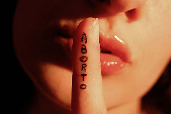 "Se non lo volevi perché soffri?": Il dolore di chi ha scelto l'aborto