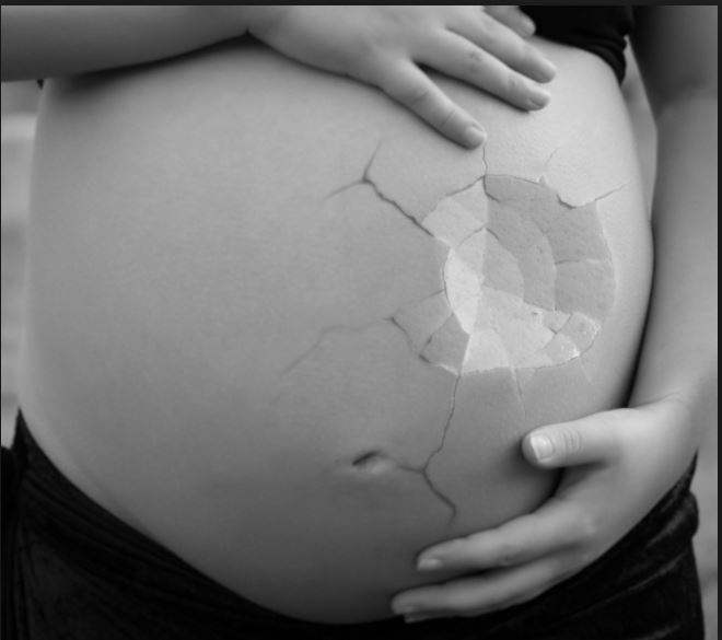"Se non lo volevi perché soffri?": Il dolore di chi ha scelto l'aborto