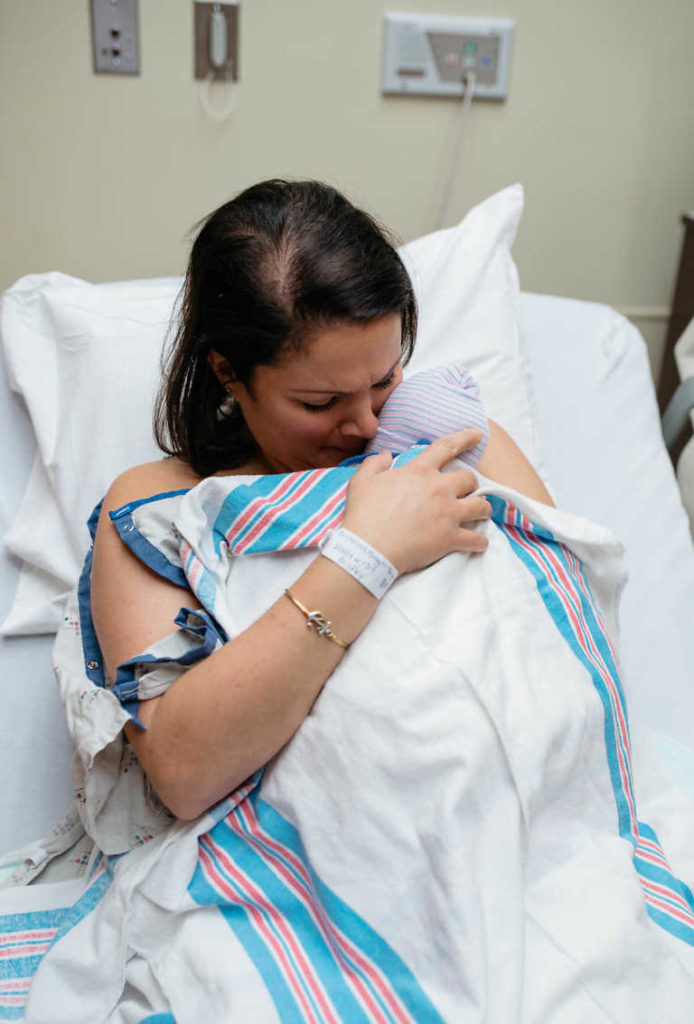 "Abbiamo assistito alla nascita di nostro figlio", la gioia dei genitori adottivi in 14 foto