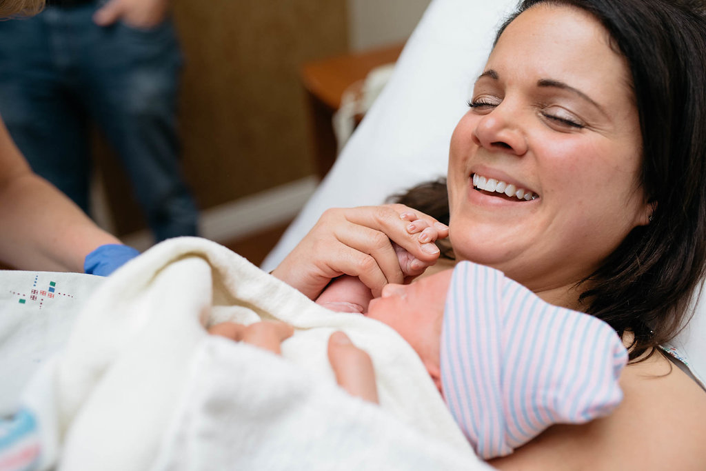 "Abbiamo assistito alla nascita di nostro figlio", la gioia dei genitori adottivi in 14 foto