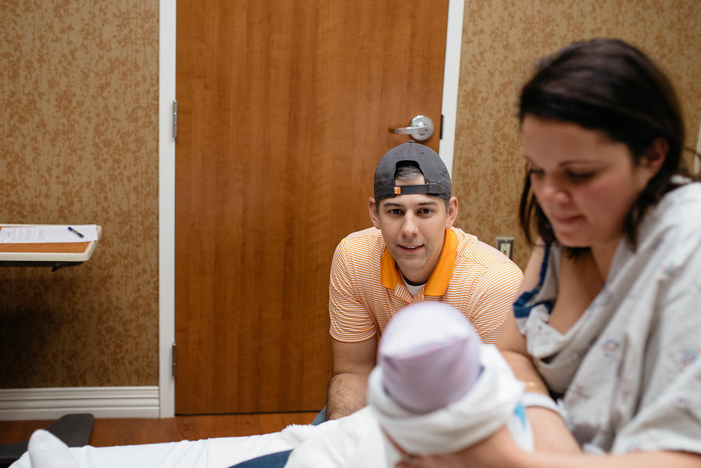 "Abbiamo assistito alla nascita di nostro figlio", la gioia dei genitori adottivi in 14 foto
