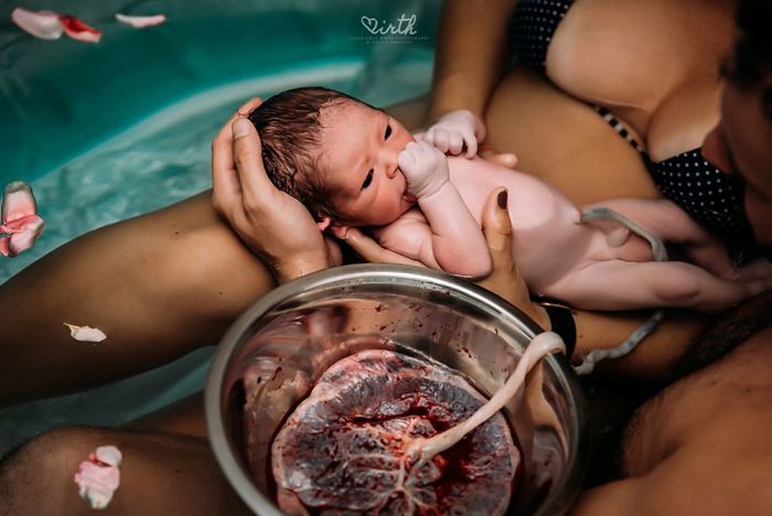 La forza delle donne: le più belle foto sul parto del 2018