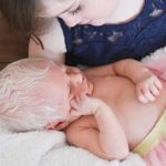 "La mia bimba aveva la testa piena di capelli... bianchi come la neve"