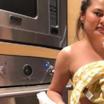 Quel dettaglio intimo (e doloroso ma reale) del post partum di Chrissy Teigen