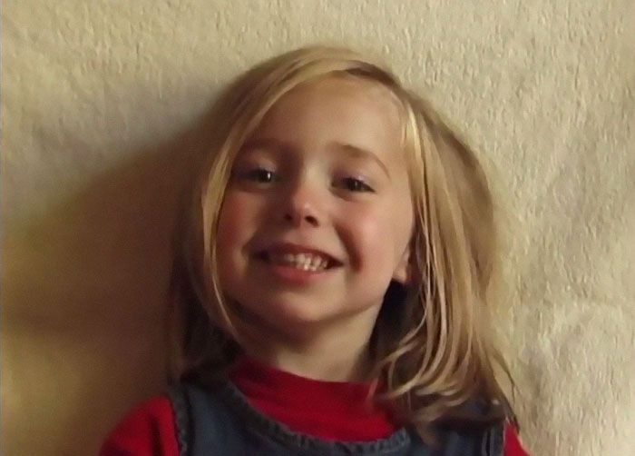 Il papà filma la figlia tutte le settimane per 18 anni: il risultato