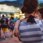 Il gesto straordinario e commovente di una sconosciuta per questa mamma single