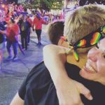"Mia mamma non mi ama più": gli abbracci delle altre mamme ai figli gay rifiutati
