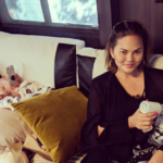 Basta criticare le donne che non allattano al seno: la lezione di Chrissy Teigen