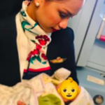L’hostess allatta il neonato di un’altra in volo