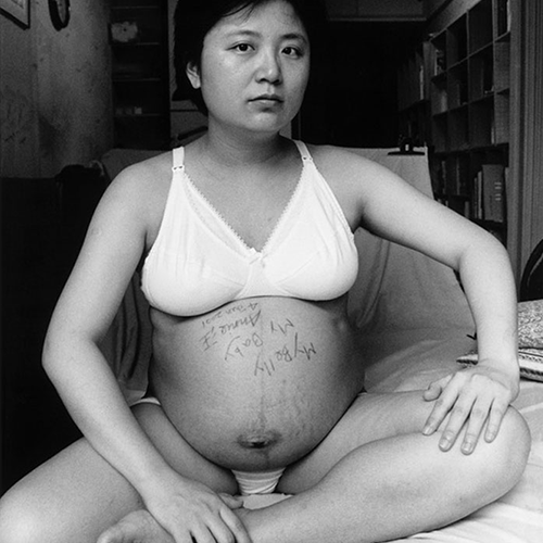 La crescita di un figlio in una sequenza potente di 10 immagini