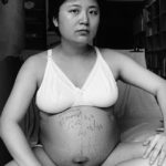 La crescita di un figlio in una sequenza potente di 10 immagini