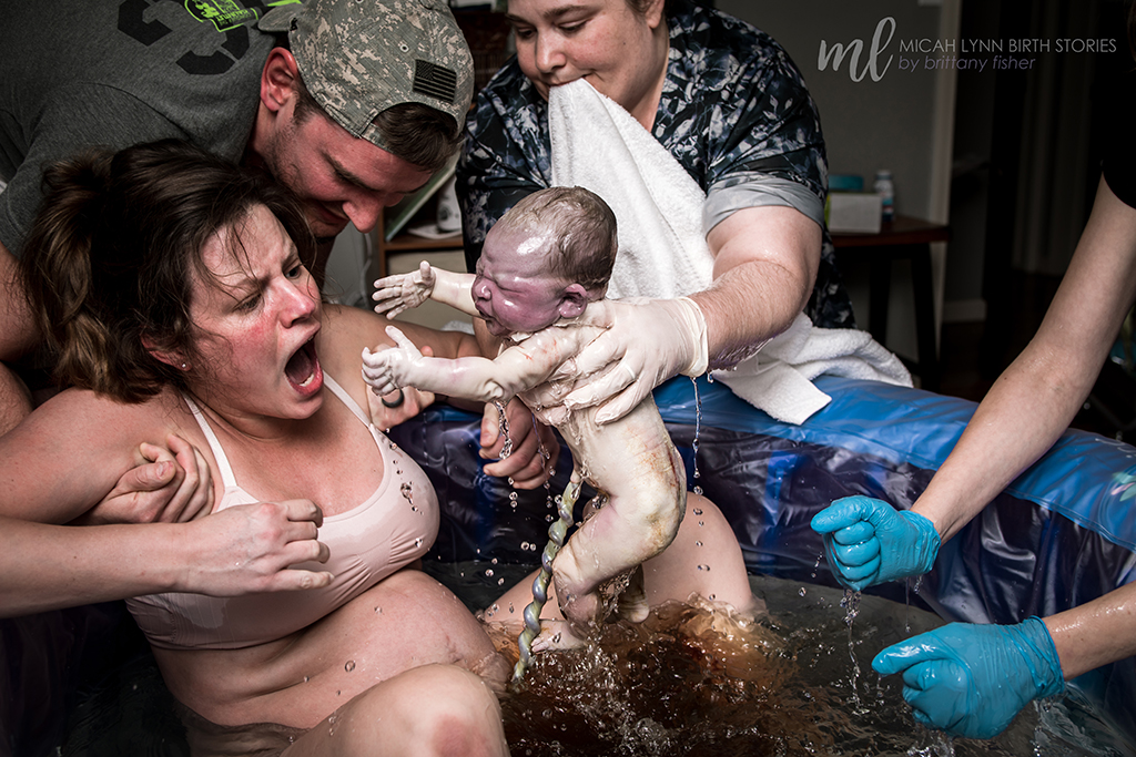 Il miracolo crudo e poetico della nascita in 9 foto vincitrici del 2019