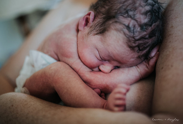 Il miracolo crudo e poetico della nascita in 9 foto vincitrici del 2019