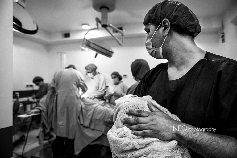 Il miracolo crudo e poetico della nascita in 9 foto vincitrici del 2019