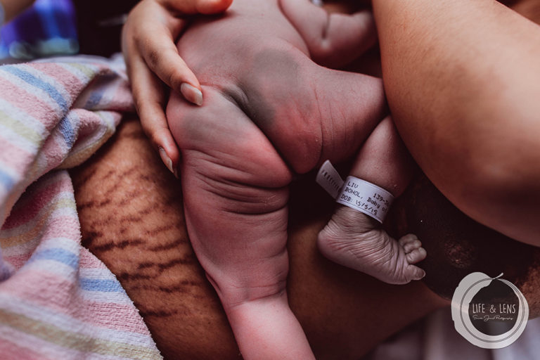 Il miracolo crudo e poetico della nascita in 9 foto vincitrici del 2019