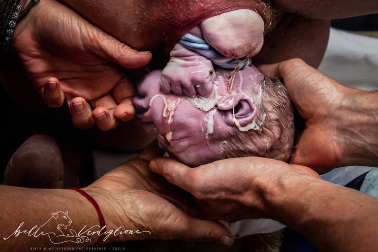 Il miracolo crudo e poetico della nascita in 9 foto vincitrici del 2019