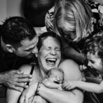Il miracolo crudo e poetico della nascita in 9 foto vincitrici del 2019