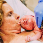 La storia di Cecile, la donna di 61 anni che ha dato alla luce sua nipote