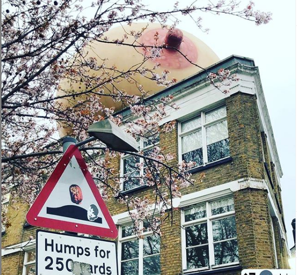 Il "mistero" dei seni giganti comparsi (per una buona causa) sui tetti di Londra