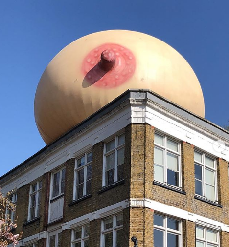 Il "mistero" dei seni giganti comparsi (per una buona causa) sui tetti di Londra