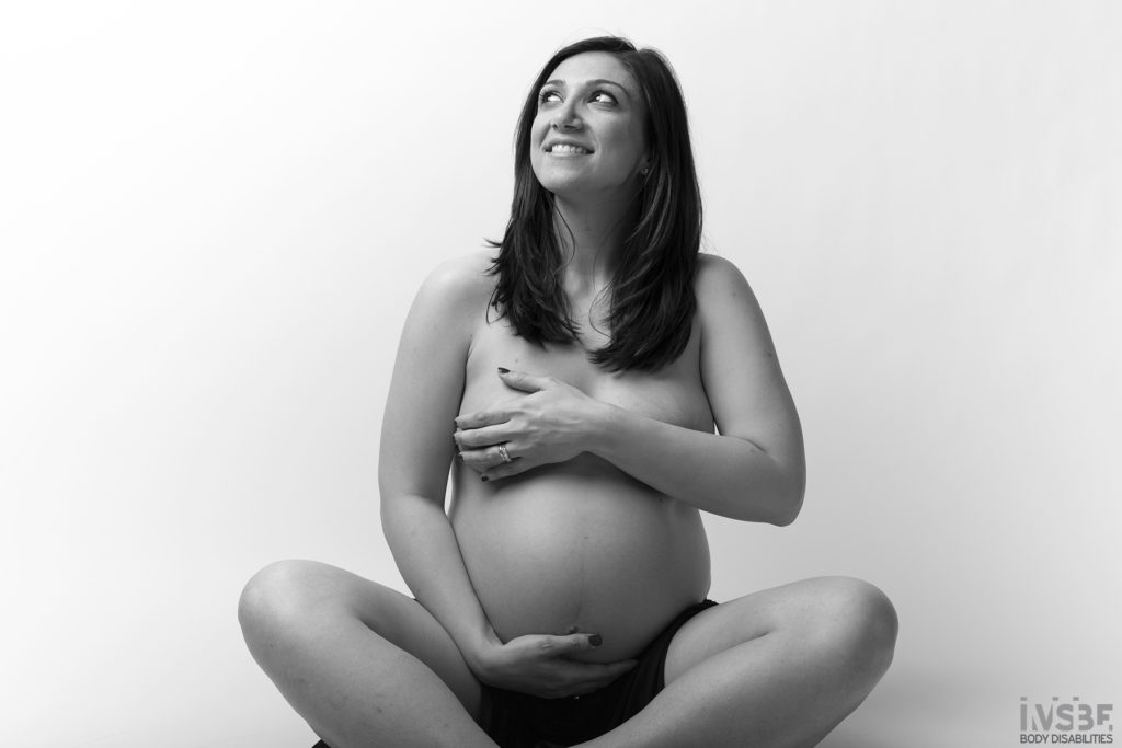 "Urlavano 'stai ferma' e io morivo di dolore", quella violenza ostetrica che non è normale