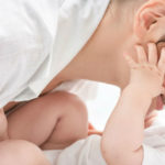 Massaggio neonatale, ecco perché è utile per bambini e genitori