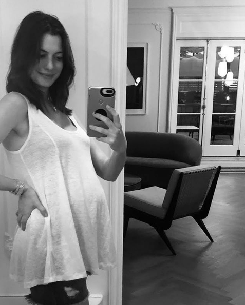 Anne Hathaway, mamma bis dopo tanto dolore e la scelta di stare lontano dai social
