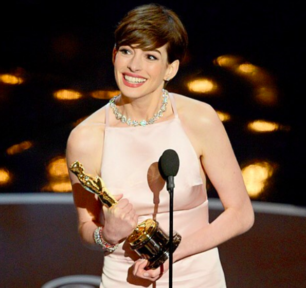 Anne Hathaway, mamma bis dopo tanto dolore e la scelta di stare lontano dai social