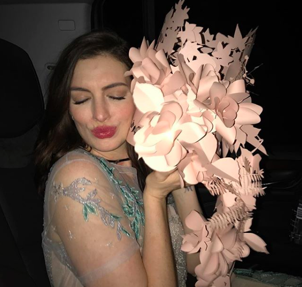 Anne Hathaway, mamma bis dopo tanto dolore e la scelta di stare lontano dai social