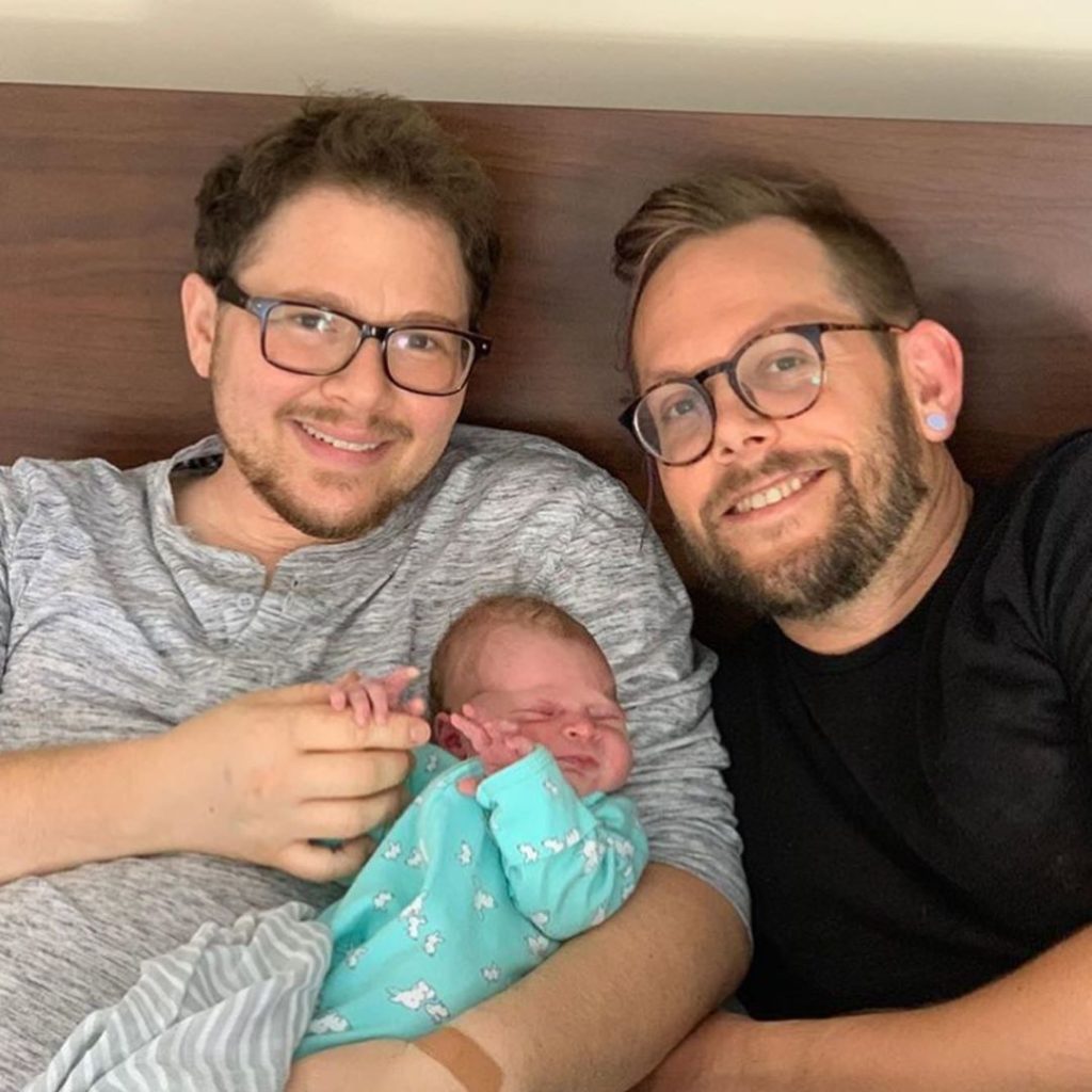Le potenti foto del parto di Eli, il papà che ha dato alla luce sua figlia