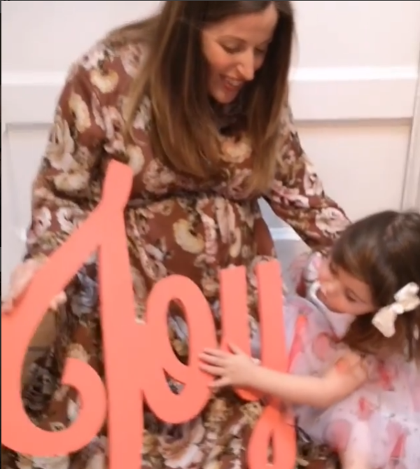Il dolce annuncio di Clio make up per il nome della bimba in arrivo