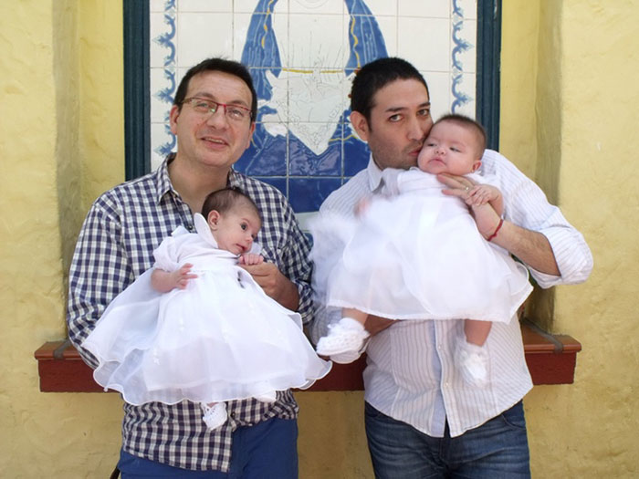 Storia di Olivia, la bambina che nessuno voleva adottata da due papà gay