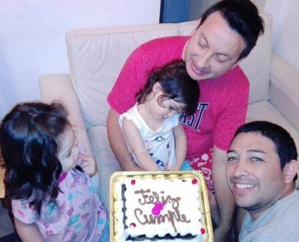 Storia di Olivia, la bambina che nessuno voleva adottata da due papà gay
