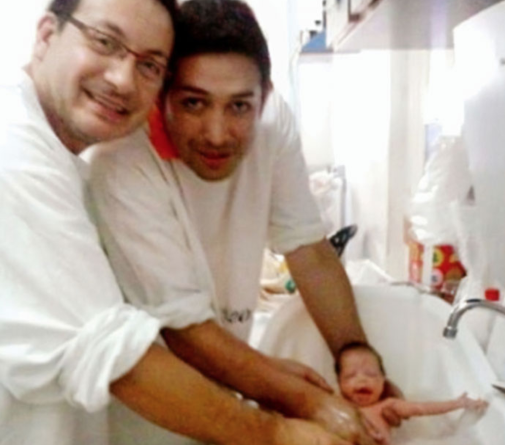Storia di Olivia, la bambina che nessuno voleva adottata da due papà gay