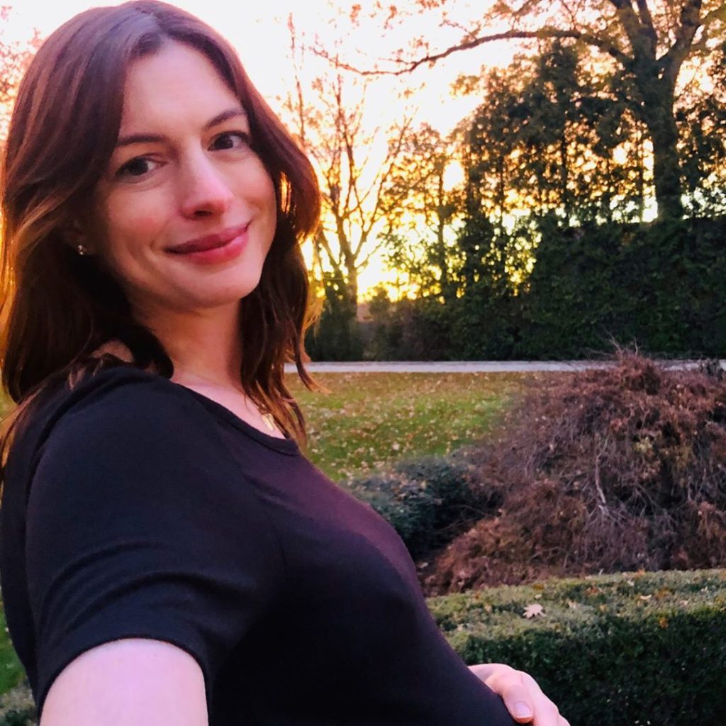 Anne Hathaway, mamma bis dopo tanto dolore e la scelta di stare lontano dai social
