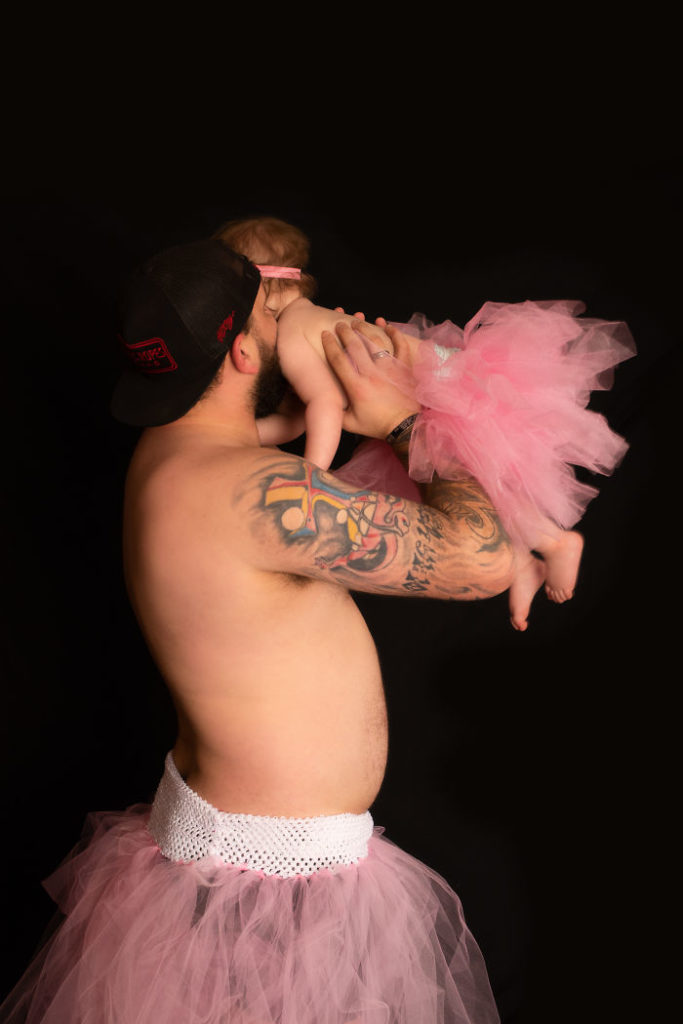 Papà e figlia posano con lo stesso tutù in 9 foto dolcissime scattate dalla mamma