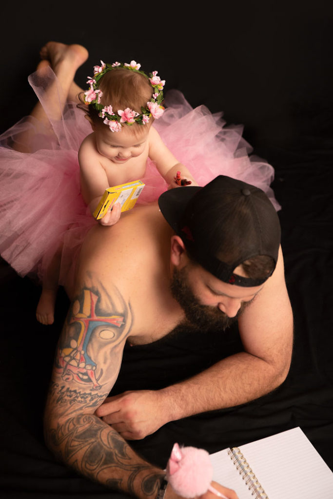 Papà e figlia posano con lo stesso tutù in 9 foto dolcissime scattate dalla mamma